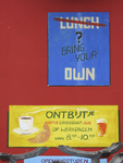 908344 Afbeelding van handgeschilderde reclamebordjes aan de gevel van café De Zaak (Korte Minrebroederstraat 9) te Utrecht.